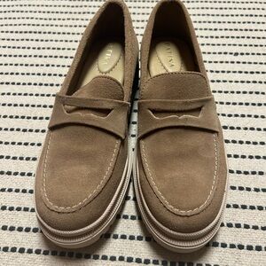 Patina Women's Tan Suede Flats